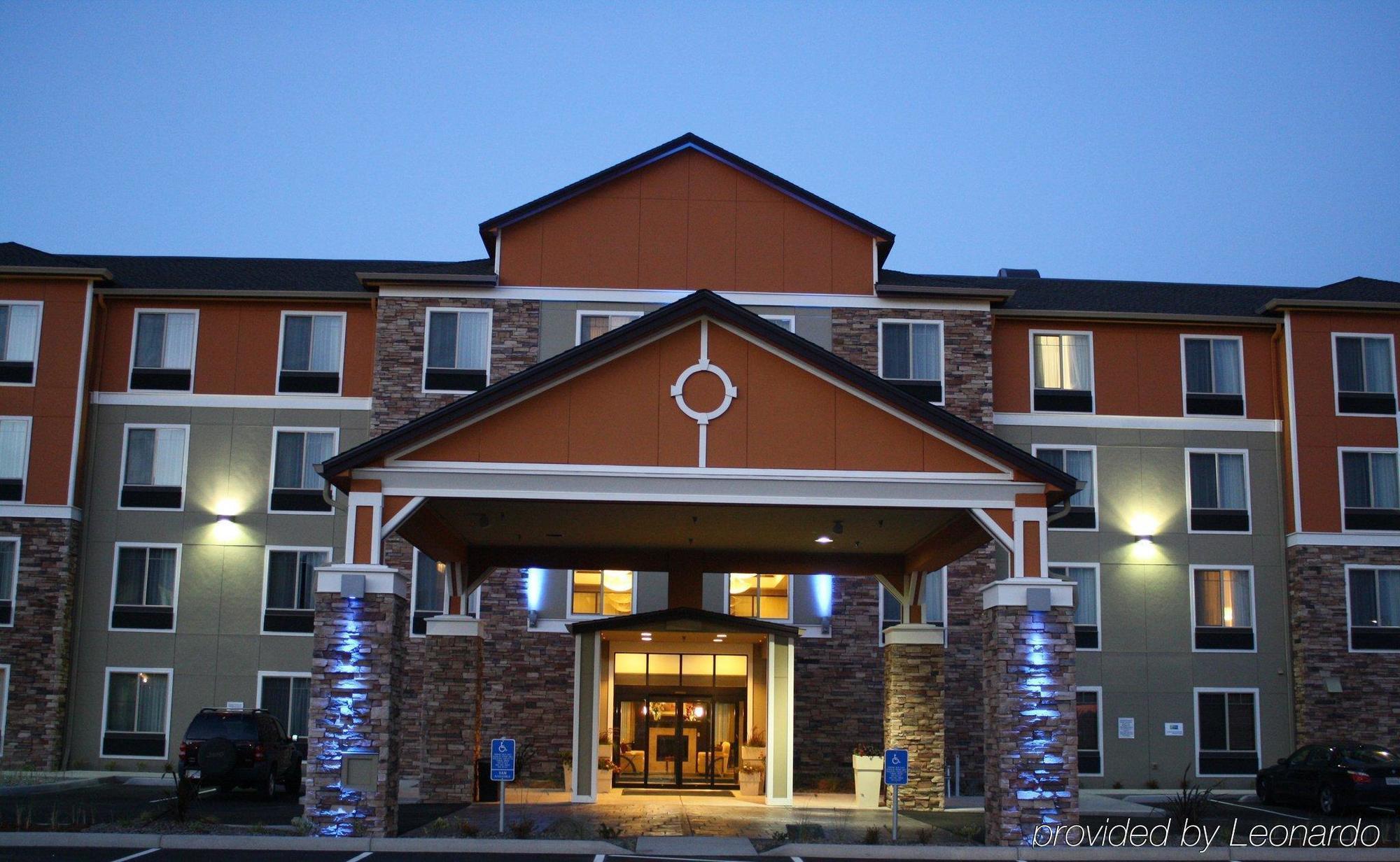 Holiday Inn Express Newport, An Ihg Hotel Exterior photo